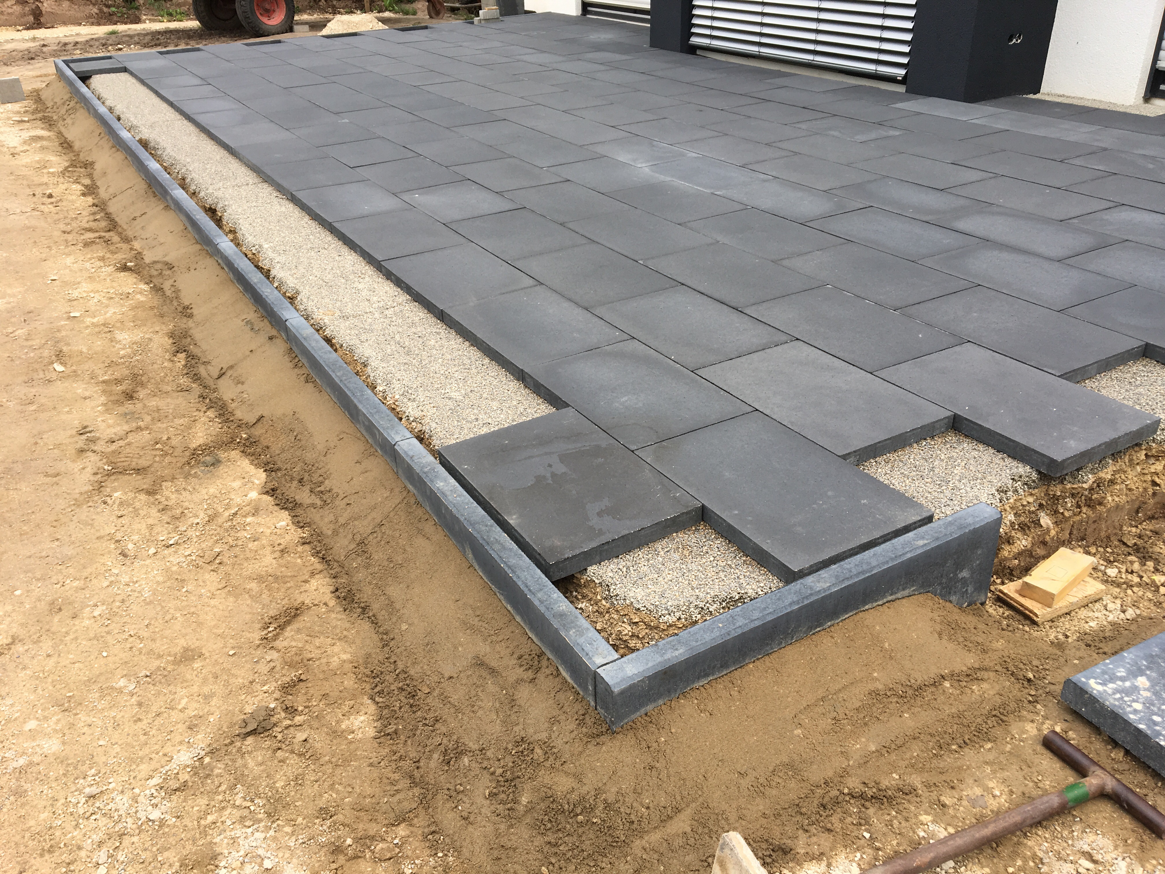 Rabatte bei Terrasse verlegt | unser Hausbau – festgehalten im Blog