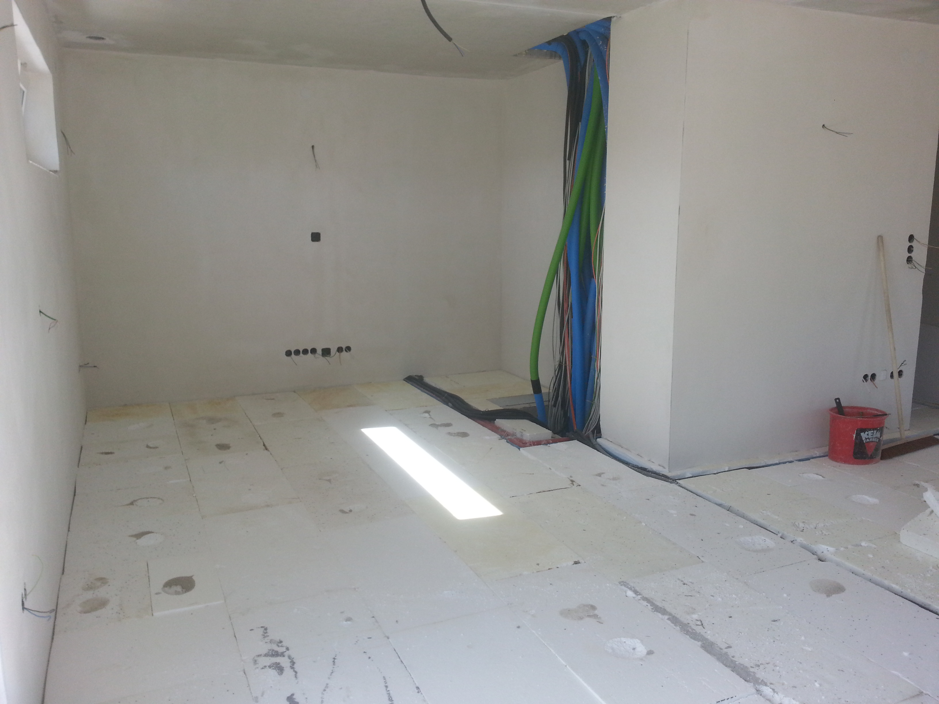 Styropor für Estrich verlegt und die Elektroinstallation | unser